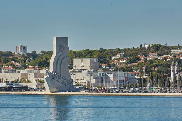 Padrao dos descobrimentos (Entdeckungsdenkmal) ist eine imposante architektonische Errungenschaft im Stadtteil Belem in Lissabon, Portugal — Stockfoto