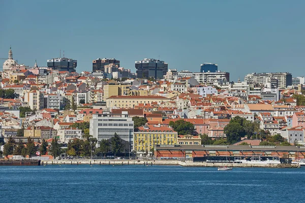 CityLine van Lissabon in Portugal over de rivier de Taag. — Stockfoto