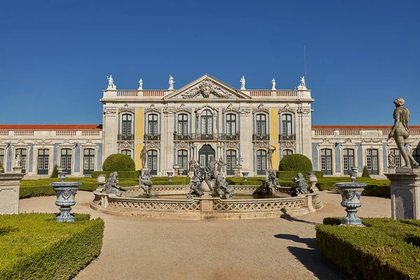 Μνημεία, σιντριβάνι και κήποι του παλατιού Queluz στη Σίντρα της Πορτογαλίας κατά τη διάρκεια της θερινής μέρας — Φωτογραφία Αρχείου