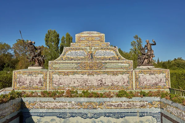 The Tiles Chanel no Palácio Nacional de Queluz. Painéis de azulejos representam diferentes cenas galantes como uma caça, paisagem e outros — Fotografia de Stock