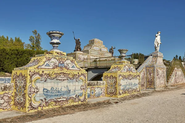 The Tiles Chanel no Palácio Nacional de Queluz. Painéis de azulejos representam diferentes cenas galantes como uma caça, paisagem e outros — Fotografia de Stock