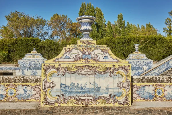 The Tiles Chanel no Palácio Nacional de Queluz. Painéis de azulejos representam diferentes cenas galantes como uma caça, paisagem e outros — Fotografia de Stock