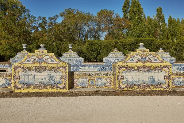 The Tiles Chanel no Palácio Nacional de Queluz. Painéis de azulejos representam diferentes cenas galantes como uma caça, paisagem e outros — Fotografia de Stock