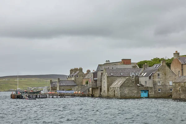 Bulutlu gökyüzü altında Lerwick şehir merkezi, Lerwick, Shetland Adaları,
