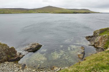 İskoçya 'nın Shetland Adaları' ndaki ana liman olan Lerwick 'teki Knab' a doğru kıyı manzarası