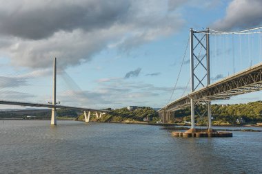 Edinburgh İskoçya'da eski Forth Road köprü ile Firth of Forth üzerinde yeni Queensferry Crossing köprü