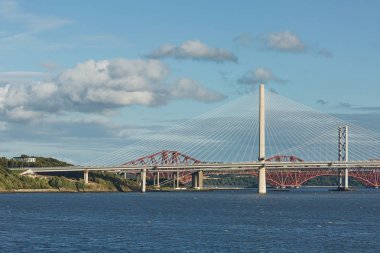 Eski Forth Road köprüsü ve Edinburgh İskoçya 'daki ikonik Forth Demiryolu Köprüsü' yle Forth 'un üzerinden geçen yeni Queensferry Geçidi.
