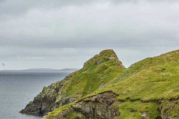 Vista costiera verso il Knab a Lerwick, che è il porto principale sulle isole Shetland, Scozia — Foto Stock