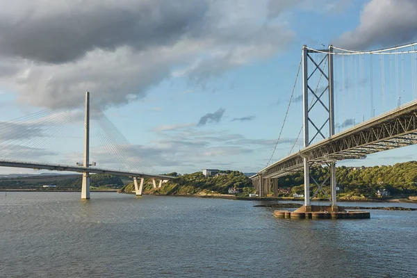 Edinburgh İskoçya'da eski Forth Road köprü ile Firth of Forth üzerinde yeni Queensferry Crossing köprü — Stok fotoğraf