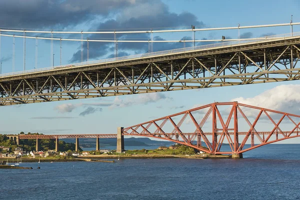 Older Forth Road Bridge e l'iconico Forth Rail Bridge di Edimburgo Scozia — Foto Stock