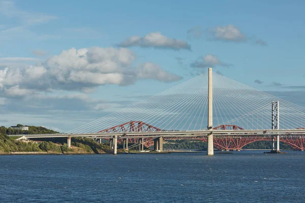 Eski Forth Road köprüsü ve Edinburgh İskoçya 'daki ikonik Forth Demiryolu Köprüsü' yle Forth 'un üzerinden geçen yeni Queensferry Geçidi. — Stok fotoğraf