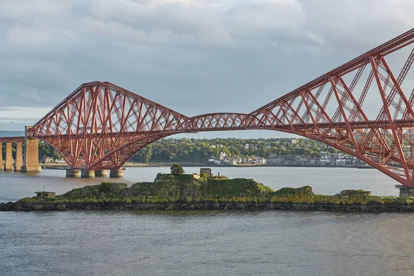 El Forth Rail Bridge, Escocia, conecta South Queensferry (Edimburgo) con North Queensferry (Fife ) — Foto de Stock