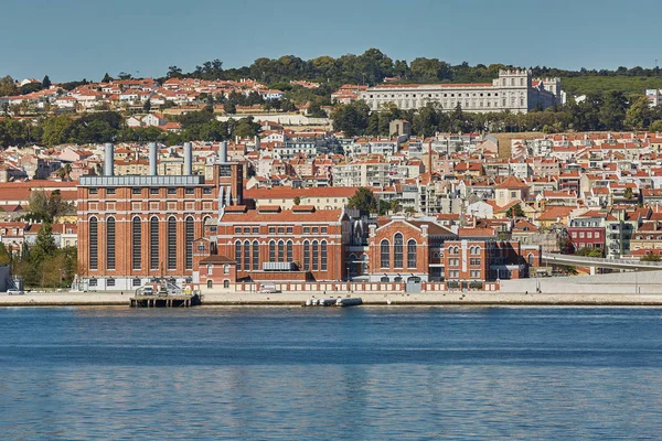 Cityline of Lisbon in Portugal over the Tagus river. — Stock Photo, Image