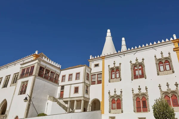 Palacio de Sintra (Palacio Nacional de Sintra) en Sintra Portugal durante un hermoso día de verano — Foto de Stock