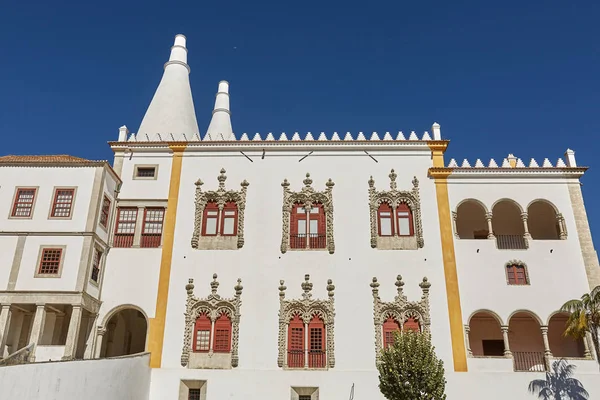 Palacio de Sintra (Palacio Nacional de Sintra) en Sintra Portugal durante un hermoso día de verano — Foto de Stock