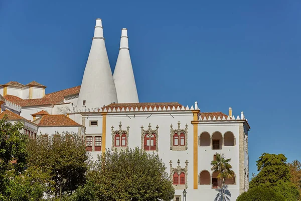 Palácio de Sintra (Palácio Nacional de Sintra) em Sintra Portugal durante um lindo dia de verão — Fotografia de Stock