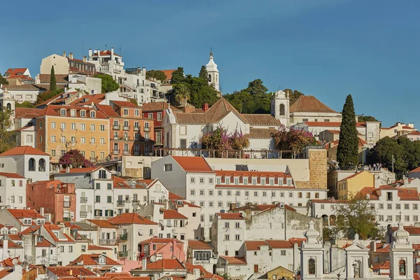 View of traditional architecture and houses on Sao Jorge hill in Lisbon, Portugal — Stock Photo, Image