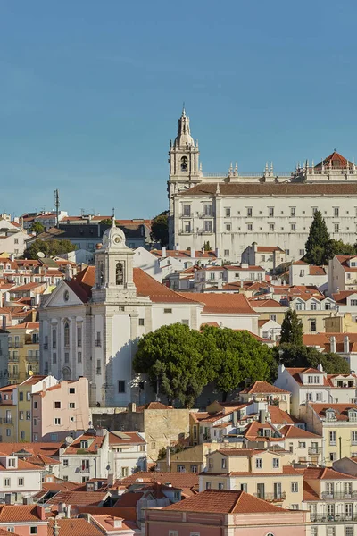 View of traditional architecture and houses on Sao Jorge hill in Lisbon, Portugal — Stock Photo, Image