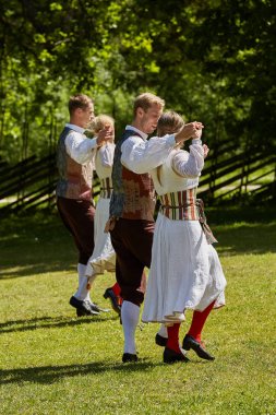 Yerel dansçılar ve açık havada geleneksel performans 