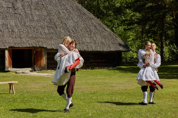 Místní tanečníci a jejich tradiční vystoupení na otevřeném vzduchu — Stock fotografie