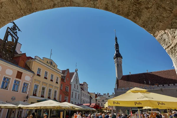 Tourists crowd enjoying shopping at the medieval Town Square in — Stock Photo, Image