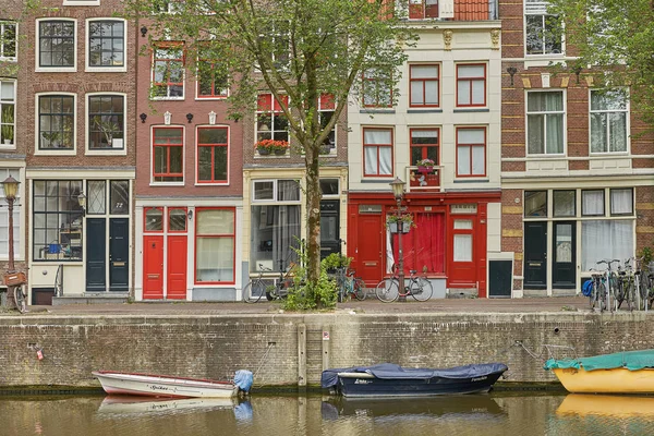Hollanda, Hollanda'da sabah saatlerinde tipik Hollanda evleri ve houseboats ile Amsterdam kanalı.