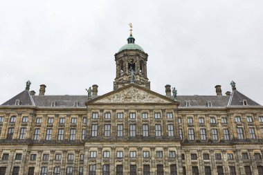 Amsterdam Hollanda Baraj Meydanı'nda Kraliyet Sarayı. On yedinci yüzyılda Hollanda Altın Çağı'nda belediye binası olarak inşa edilmiştir.