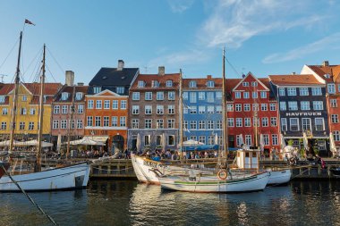 Danimarka, Kopenhag 'daki Nyhavn Kanalı boyunca Nyhavn seti ve eski gemiler üzerindeki renkli cepheler ve restoranlar.
