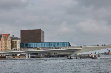 Tarihi şehir merkezindeki New Royal Tiyatrosu 'nun modern binası ünlü Kopenhag rıhtımına bakıyor, Nyhavn, Danimarka.