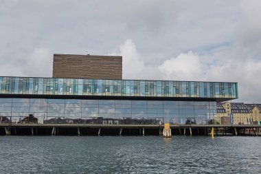 Tarihi şehir merkezindeki New Royal Tiyatrosu 'nun modern binası ünlü Kopenhag rıhtımına bakıyor, Nyhavn, Danimarka.