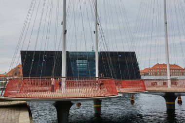 Köprüden geçen insanlar ve arka plandaki Kara Elmas.