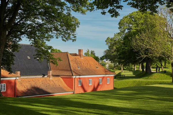 Czerwone domy w zabytkowej twierdzy Kastellet w Kopenhadze — Zdjęcie stockowe