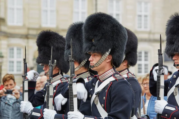 Guardas Reais durante a cerimônia de mudança dos guardas na praça no Castelo de Amalienborg, em Copenhague — Fotografia de Stock