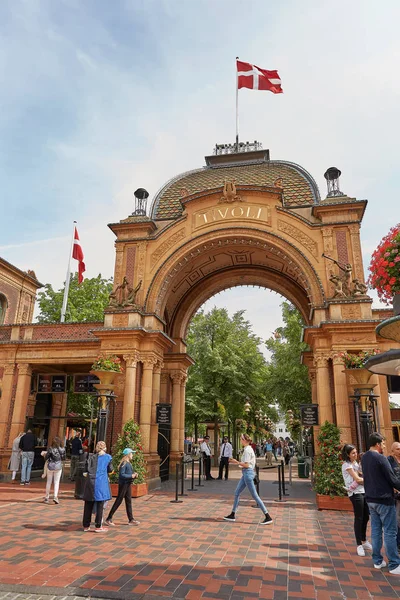 Pessoas no portão de entrada principal para o parque de diversões Tivoli em Copenhague — Fotografia de Stock