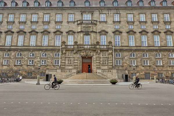 Vista de ângulo largo do edifício principal e do Platz em frente a Christiansborg Slot Copenhague, Dinamarca . — Fotografia de Stock