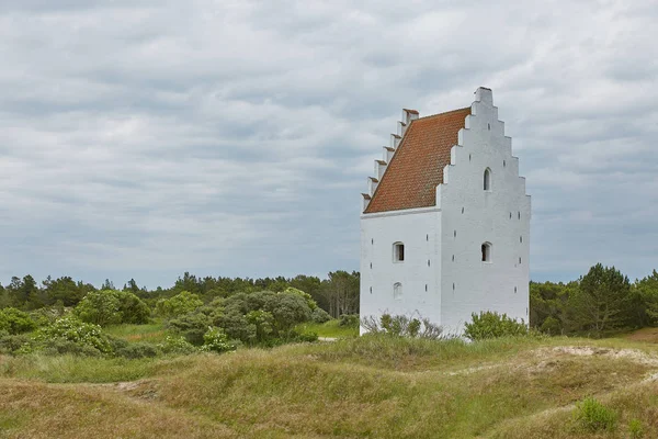 Den Tilsandede Kirke, även känd som Den begravda kyrkan eller Den sandtäckta kyrkan nära Skagen Danmark. — Stockfoto