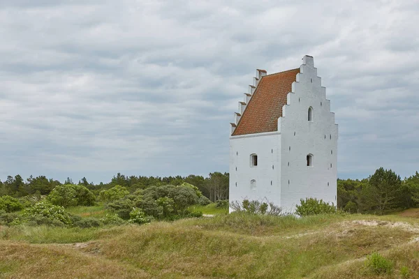 Den Tilsandede Kirke, Skagen Danimarka yakınlarındaki Kum kaplı kilise olarak da bilinir..