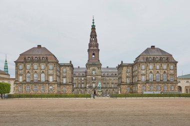 Danimarka 'nın başkenti Kopenhag' daki Christiansborg Slot Kopenhag 'ın önündeki ana binanın ve Platz' ın geniş açılı görüntüsü..