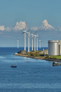 Kopenhag 'daki Offshore rüzgâr türbinleri parkı, özellikle Danimarka gibi ülkelerde olmak üzere kuzey Avrupa' da son derece mevcut bir kaynaktır.