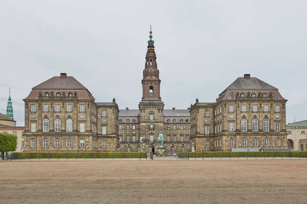 Широкий кут огляду головної будівлі і плац перед слотом Крістіансборг Копенгаген, Данія.. — стокове фото