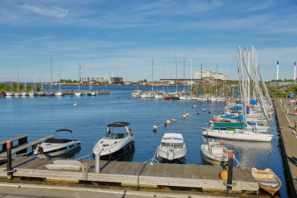 Luxury speedboats docked along side of wooden promenade at Danish capital of Copenhagen. — Stock Photo, Image