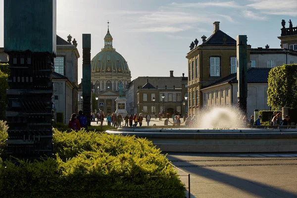 Reiterskulptur Frederick v mit der Kuppel der Marmorkirche und des Schlosses Amalienborg im historischen Zentrum der Stadt Kopenhagen in Dänemark. — Stockfoto