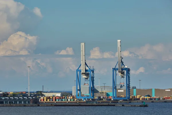 Grúa portuaria carga un contenedor en Muelle para el transporte de importación de exportación y logística empresarial en Copenhague Dinamarca . — Foto de Stock