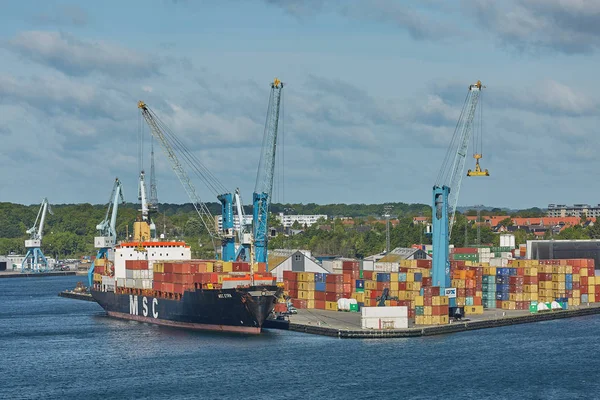 Grúa portuaria carga un contenedor en Muelle para el transporte de importación de exportación y logística empresarial en Fredericia Dinamarca — Foto de Stock