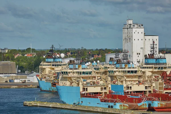 Hamnkran lastar en container på Pier för transport av import- och affärslogistik i Fredericia Danmark — Stockfoto