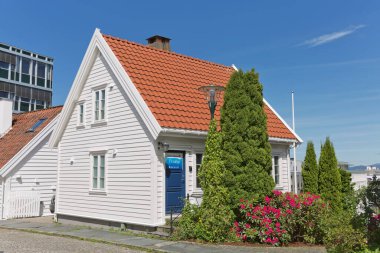 STAVANJER, NORway - Haziran 01, 2017: Norveç 'in Rogaland kentindeki Stavanger kentinin tarihi bir alanı olan Gamle' deki geleneksel ahşap evler.
