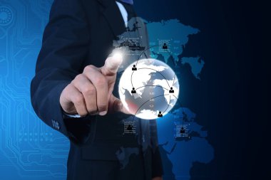 İş adamı renk arkaplanındaki sanal düğmelere basıyor