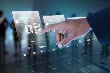 İş adamı renk arkaplanındaki sanal düğmelere basıyor 