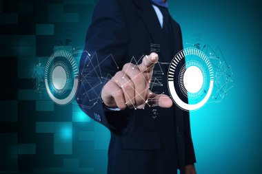 Gelecek teknolojisi gösteren akıllı bir el.