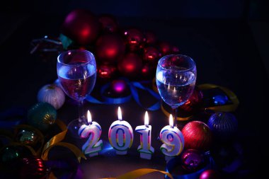  Bardak şampanya ve yılbaşı süsleri                